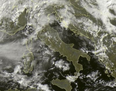 Tempo in atto: nuvolosità alta e stratificata attraversa il Centro-Nord, temperature minime basse in molte località italiane oggi 13 novembre 2016, fonte Sat24.com