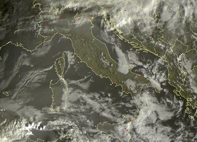 Tempo in atto: locali piogge sulle due isole maggiori, stabile al Centro-Nord