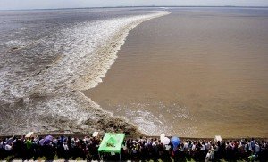 Serie di “tsunami” nel fiume cinese: le spettacolari immagini