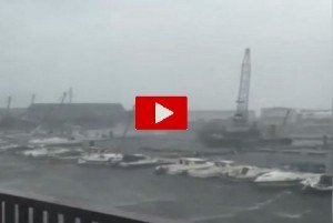 Tutta la forza del vento nel porto del Nord Europa: video impressionante