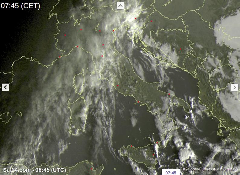 Tempo in atto: maltempo inteso al Nord-Ovest con piogge e temporali soprattutto su Piemonte e Liguria, più asciutto altrove salvo locali piogge al Sud - sat24.com