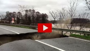  Maltempo Piemonte: ponte crolla in diretta. 17 persone evacuate