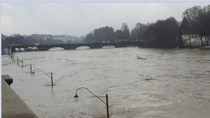 Maltempo Piemonte: il Po esce dagli argini a Torino