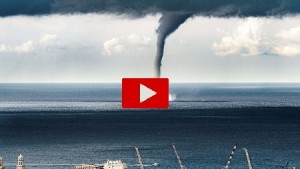 Valencia, paura in spiaggia: enorme tromba marina punta dritto verso la costa