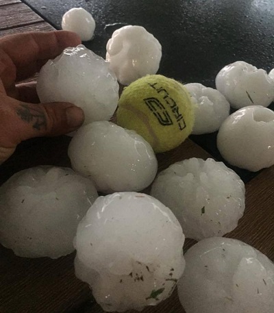 Tempeste di grandine in Australia nel Queensland chicchi grandi come palle da tennis - Bubba Bishop
