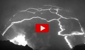 Hawaii: il crollo e l’esplosione del gigantesco vulcano Kilauea