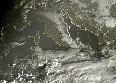 Tempo in atto: maltempo sulla Sicilia con fenomeni localmente intensi, nebbie sulla pianura Padana