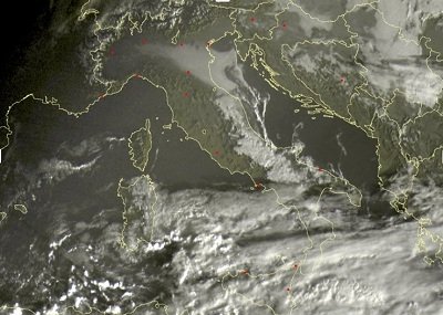 Tempo in atto: maltempo sulla Sicilia con fenomeni localmente intensi, nebbie sulla pianura Padana