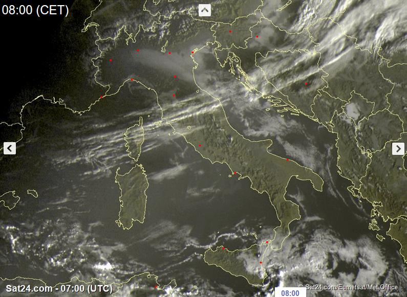 Tempo in atto: anticiclone sull'Italia con tempo stabile ma anche nebbie e nubi basse, residue pioggia sulla Sicilia - sat24.com