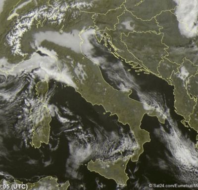 Tempo in atto: nuvolosità bassa su Toscana e Liguria, ancora nebbie sulle pianure del Nord 10 dicembre 2016 - fonte: sat24.com