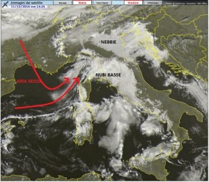 Scatto satellitare della giornata di oggi focalizzato sulla nostra penisola dove è visibile l'afflusso di aria più secca dalla Francia che attraversando il Mediterraneo subisce un processo di umidificazione portando alla formazione di nubi basse.