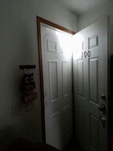 Nevicata eccezionale a Glenburn , dove un residente aprendo la porta di casa si è ritrovato davanti un vero e proprio muro di neve. Foto di : Lauren Otradovec