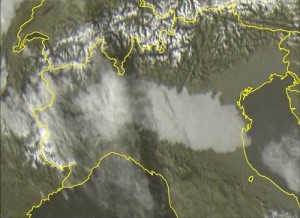 Scatto satellitare di questo pomeriggio relativo al nord italia che mostra le aree della pianura padana avvolte da una coltre nebbiosa. Fonte: http://www.centrometeolombardo.com/sat/