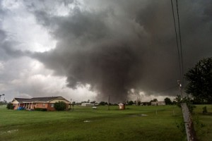 Una foto che ritrae il Tornado mentre colpisce la cittadina di Moore in quel 20 Maggio 2013. Foto di Vincent Deligny 