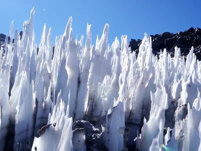 Penitenti: cosa sono le strane colonne di neve appuntite