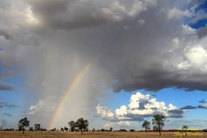 Precipitazioni che illuminate dal sole danno origine ad un bellissimo Arcobaleno. Fonte : http://strangesounds.org/2016/12/surreal-pictures-local-rain-shower-rainbow-queensland-australia-stormchasers.html