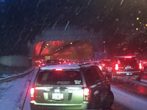 Una foto che mostra il traffico parallizato a causa della neve nella zona di Portland, in Oregon. Fonte : https://twitter.com/OregonDOT/status/809204445082832896/photo/1?ref_src=twsrc%5Etfw
