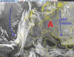 Scatto satellitare relativo a pochi minuti fa, visibile l'ampio campo di alta pressione che si estende in Europa centrale, la perturbazione su Europa Occidentale e l'aria fredda su quella orientale. Fonte: http://www.centrometeolombardo.com/sat/