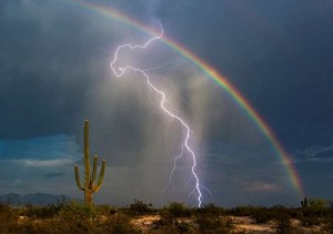 Fulmine e Arcobaleno in Arizona Fonte: https://morenafanti.wordpress.com/2015/10/07/temporale/