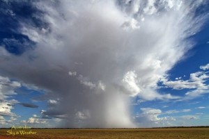 Fitte bande di pioggia discendono dalla base temporalesca nell'area desertica del Queensland, Australia. Fonte : http://strangesounds.org/2016/12/surreal-pictures-local-rain-shower-rainbow-queensland-australia-stormchasers.html