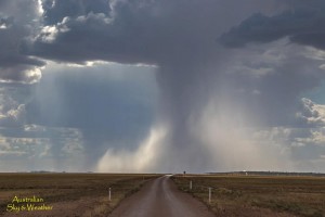 Foto zommata che ritrae la bande di precipitazione prossimità del suolo spinte dai venti freddi in discesa del temporale che si espandono in prossimità del suolo. Fonte: http://strangesounds.org/2016/12/surreal-pictures-local-rain-shower-rainbow-queensland-australia-stormchasers.html
