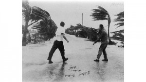 Due uomini a Dupont Plaza durante l'Uragano Betsy nel 1965. Fonte: https://weather.com/safety/hurricane/news/florida-historic-hurricanes-photos-20140612