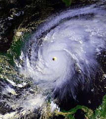 l'Uragano Mitch in tutta la sua potenza visto dal satellite. Fonte: Wikipedia
