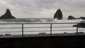 Mare in burrasca ad Acitrezza questo pomeriggio. Fonte : http://www.meteoweb.eu/foto/maltempo-sicilia-jonio-burrasca-foto-video-della-tempesta-atto-ad-acitrezza/id/810578/#12