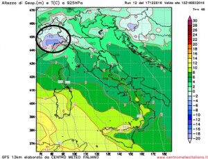 Temperature previste da GFS12z in Italia per Lunedi 19, notare la sacca di aria fredda accumulatesi in Piemonte con l'isoterma di -4 a 800metri d'altezza