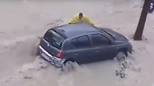 Un uomo tenta di raggiungere la sua macchina senza successo durante la tracimazione di un fiume nella zona di Alicante, Spagna. Fonte: https://actualidad.rt.com/actualidad/226369-espana-ahogado-riada-alicante