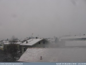 Nevicata in atto pochi  istanti fa da uno scatto webcam da Borgomanero (NO). Fonte: http://www.meteoborgomanero.it/webcam.php