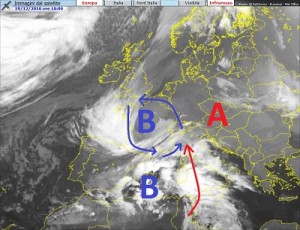 Scatto satellitare relativo a questa sera, si notino due aree distinte di bassa pressione, una posizionata nei dintorni della Francia e una in approfondimento nel Mediterraneo meridionale. Fonte : http://www.centrometeolombardo.com/sat/