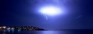 Fulmine nube nube a BondI Beach, l'8 Dicembre in Australia. Fonte: https://watchers.news/2016/12/09/lightning-storm-sydney-december-8-2016/