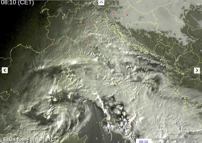 Molte nuvole sull'Italia e vortice depressionario posizionato ad ovest della Sardegna visibile dal satellite - sat24.com