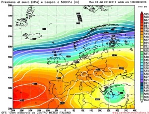 Configurazione sinottica a scala Europa prevista da GFS per la giornata di Giovedi 22 Dicembre, notare l'Italia interessata ancora una volta da un vasto campo di alta pressione, mentre il vortice di bassa pressione andrà in fase di dissoluzione sul Nord Africa.