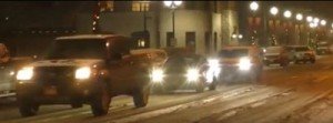 Macchine in coda su una strada ghiacciata. Fonte: https://watchers.news/2016/12/19/winter-storm-decima-death-toll-december-2016/
