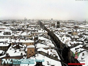 Cuneo imbiancata vista da uno scatto webcam realtivo a pochi minuti fa. Fonte: http://www.comune.cuneo.gov.it/