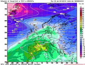Temperature previste dall'aggiornamento 00z di GFS alla quota di 850hpa (circa 1500metri) per la serata di Natale, si noti come tutta l'Europa occidentale sia interessata da temperature miti pilotate dall'Anticiclone