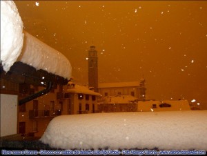 Cielo rosso durante una nevicata sulle Alpi Orobiche. 