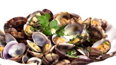 Allerta alimentare, vongole ritirate dai supermercati per la presenza di PFAS: i dettagli