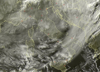 Tempo in atto: anticiclone grande protagonista anche sull' Italia ma con nubi alte in transito da Nord a Sud