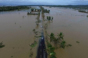 strada allagata dopo il passaggio del tifone Nock-Ten a Polangui, nelle Filippine. Foto di Charism Sayat , Afp. Fonte: http://www.internazionale.it/notizie/2016/12/27/dopo-il-passaggio-del-tifone-nock-ten