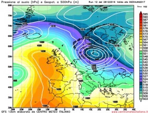 Configurazione prevista dal 12z di GFS per il 4 Gennaio. La perturbazione in indebolimento si sposterebbe verso sud mentre correnti da nordovest pilotate dal ritorno sull'europa occidentale dell'alta pressione inizierebbero ad interessare la Penisola a partire da nord.