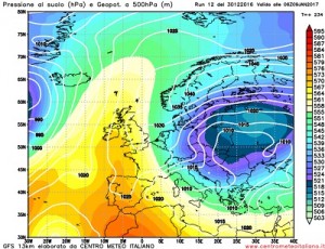 Configurazione prevista da GFS12z per i giorni successivi all'Epifania, l'alta pressione troverebbe margine di salita verso i paesi del Nord Europa, favorendo la discesa di corpose masse d'aria artico continentali verso il Mediterraneo.