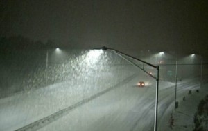 Una forte nevicata interessa un tratto autostradale nel sud del Maine. Foto di : Maine Turnpike. Via : http://m.accuweather.com/en/weather-news/reports-blizzard-ramps-up-in-new-england/70000414