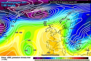 Configurazione sinottica prevista dall'aggiornamento 00z di ECMWF per l'Epifania. Visibile l'irruzione di aria più fredda da nordest puntare le regioni del mediobasso versante Adriatico, dove non sono escluse nevicate sin verso le coste. ad ovest troviamo un'area di alta pressione sempre presente in grado di bloccare il flusso di perturbazioni atlantiche.