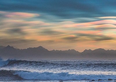 Nubi madreperlacee spettacolare tramonto alle isole Lofoten, Norvegia