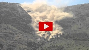 Prima il terremoto, poi l’enorme frana: il video shock della scossa m 7.3 in alta montagna