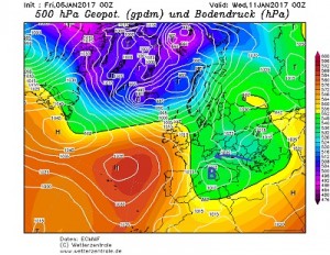 Proiezione di ECMWF00z per la serata di Martedi, il minimo presente poco a nord della Corsica richiamerebbe aria più fredda da est in pianura padana aumentando le possibilità di neve in pianura anche al Nord Italia.