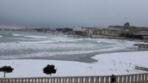 La spiagga di Otranto imbiancata da una nevicata. Fonte: http://it.blastingnews.com/lecce/2017/01/photo/photogallery-salento-innevato-ecco-le-foto-meravigliose-che-stanno-facendo-innamorare-il-web-1069803.html